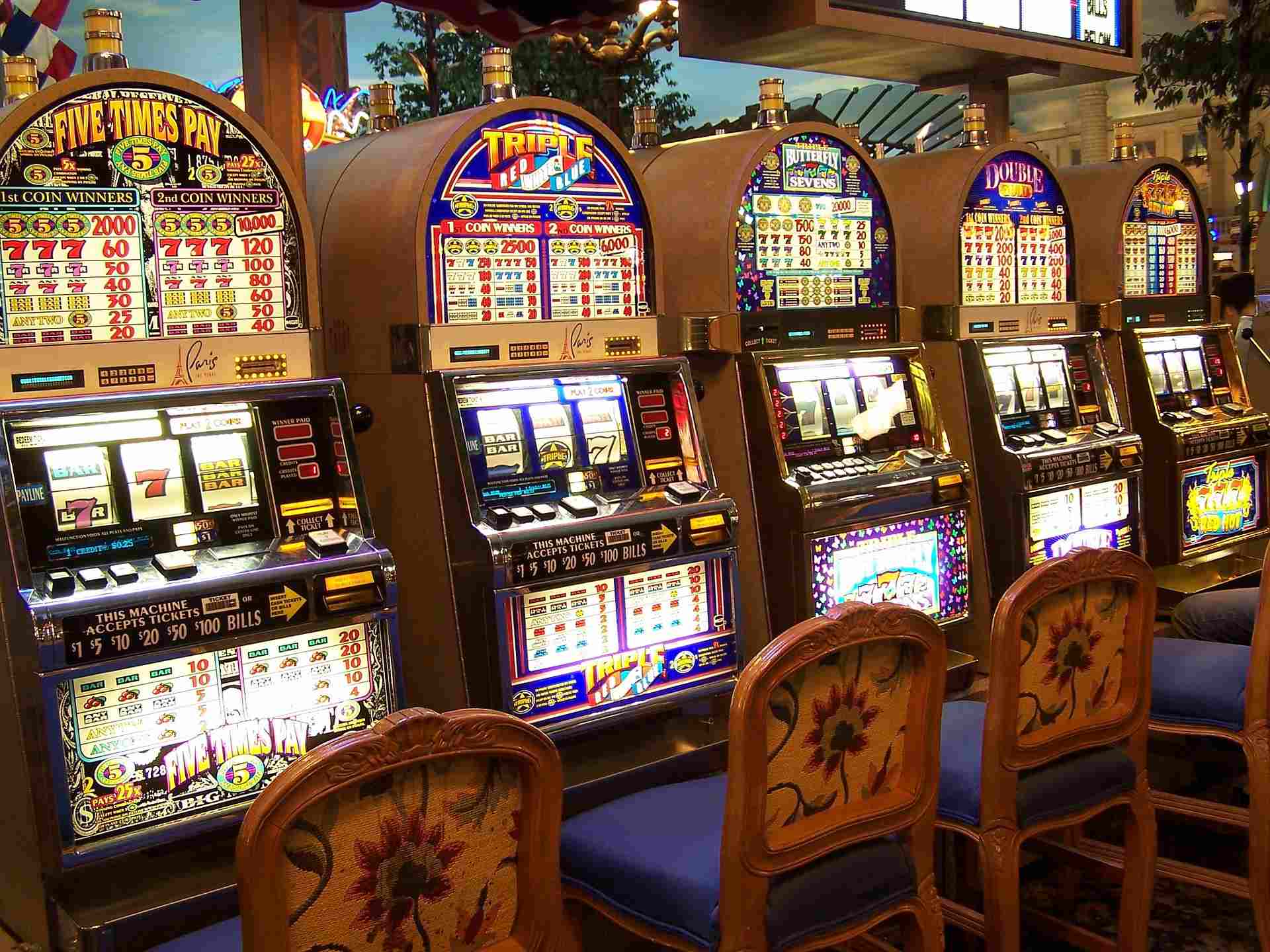 Leuchtende Spielautomaten in einem Casino